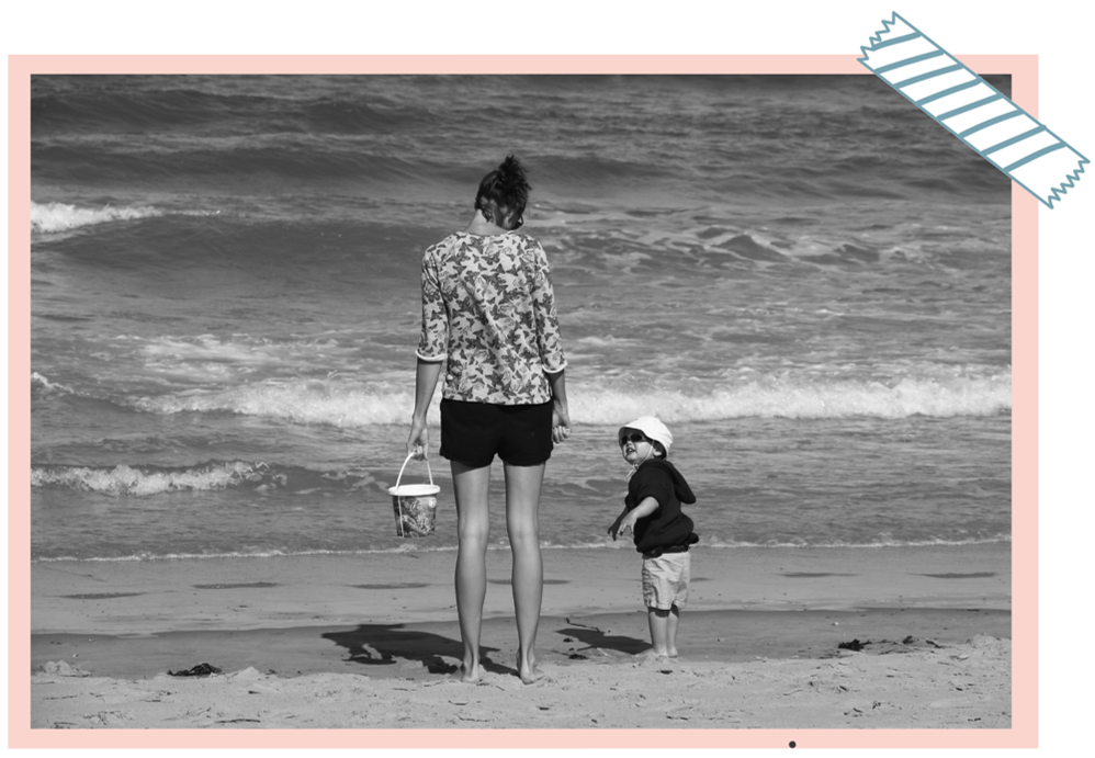 camille face à la mer avec son fils pour le développement de son enfant
